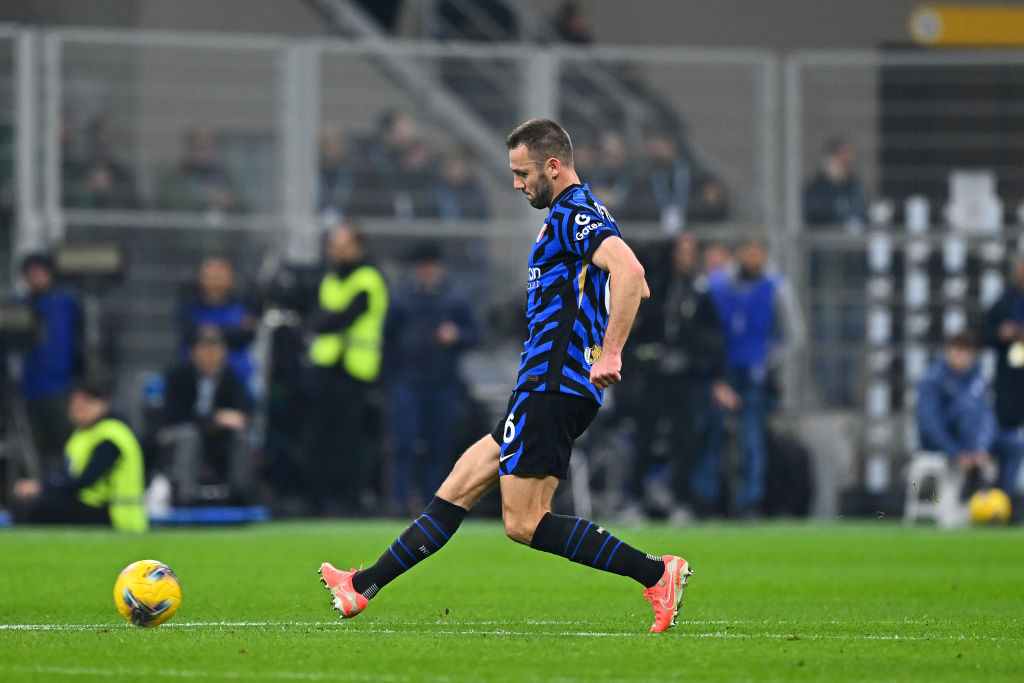 Inter, problema al ginocchio per Stefan De Vrij: da valutare per l’Atalanta