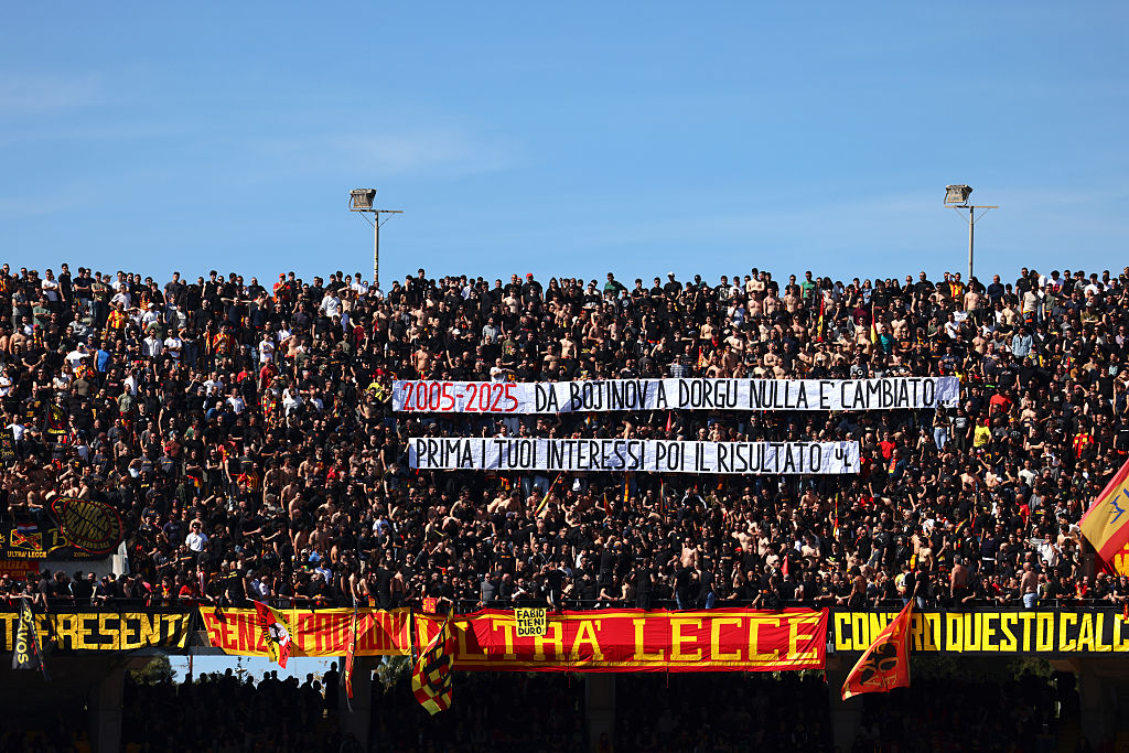 Il Lecce non ci sta: comunicato duro e maglia bianca a Bergamo