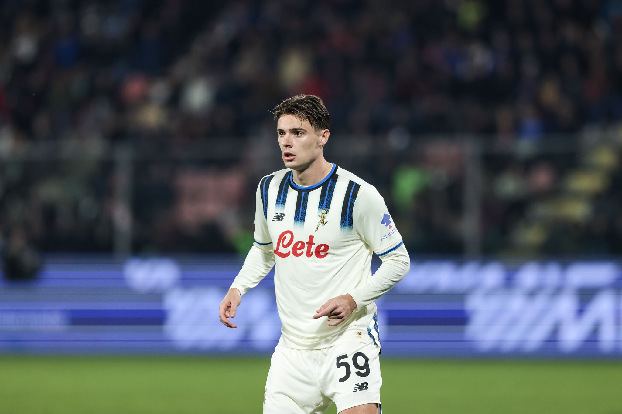 Roma, striscione contro Zalewski: "Spione e infame". Ma dietro ci sarebbe una vicenda di gossip