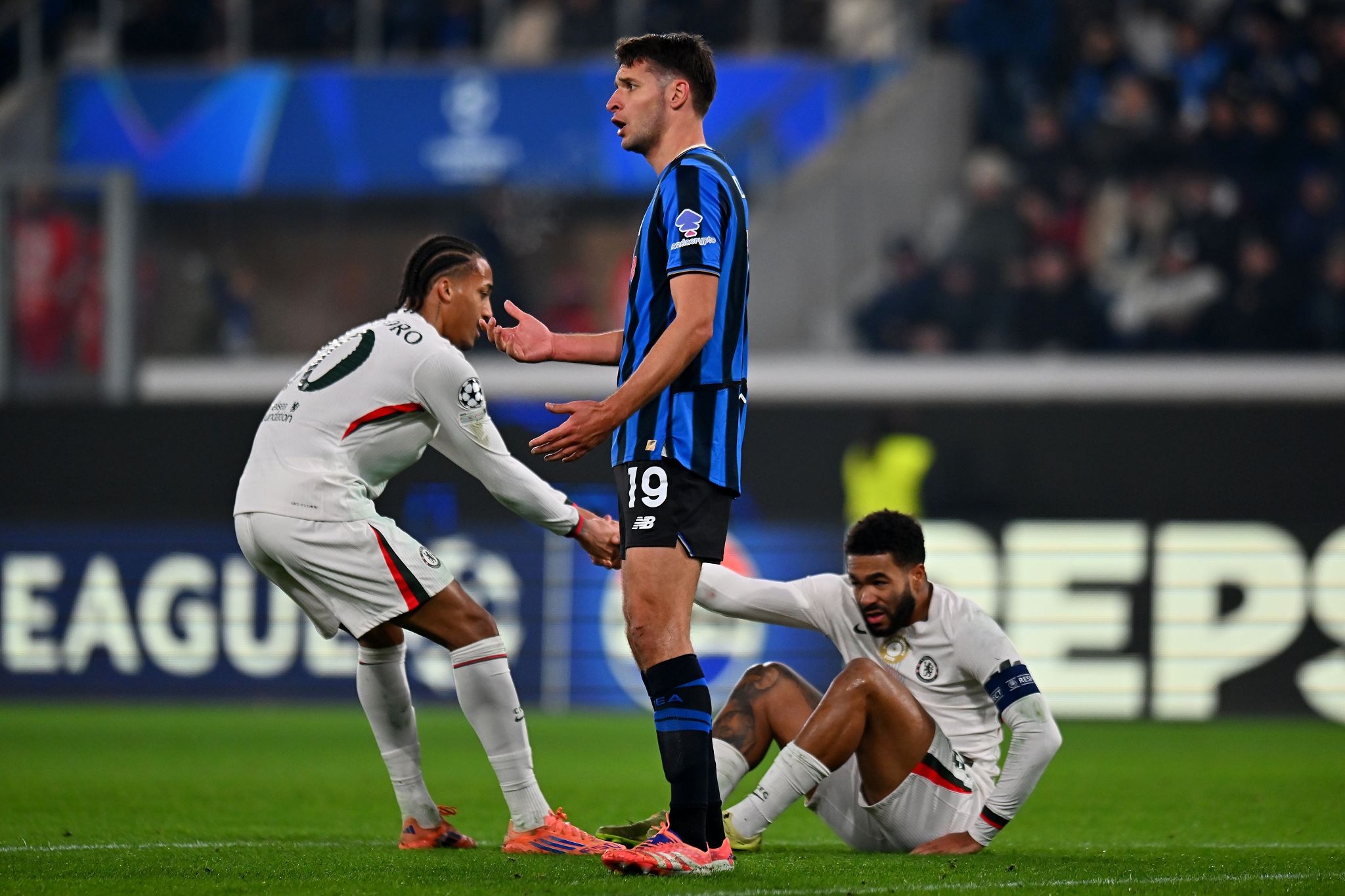 Djimsiti premiato come calciatore albanese dell’anno. De Roon: “Bravo!”