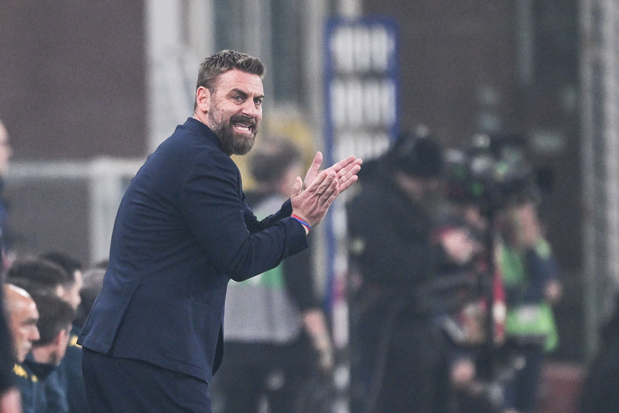 Genoa in emergenza verso l'Atalanta: De Rossi fa la conta degli assenti