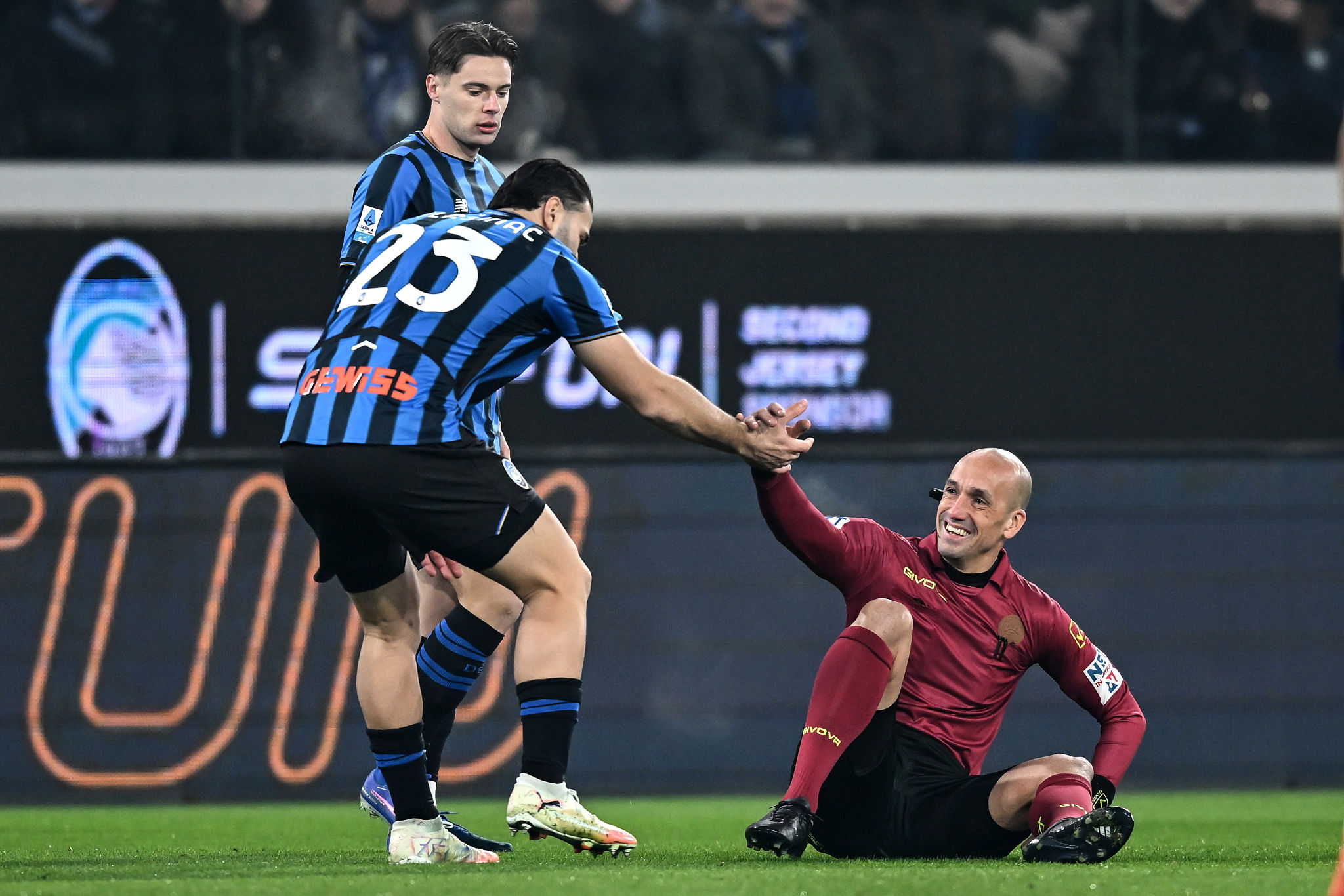 Stop per Kolasinac durante la sfida con la Roma, problema al ginocchio per il difensore