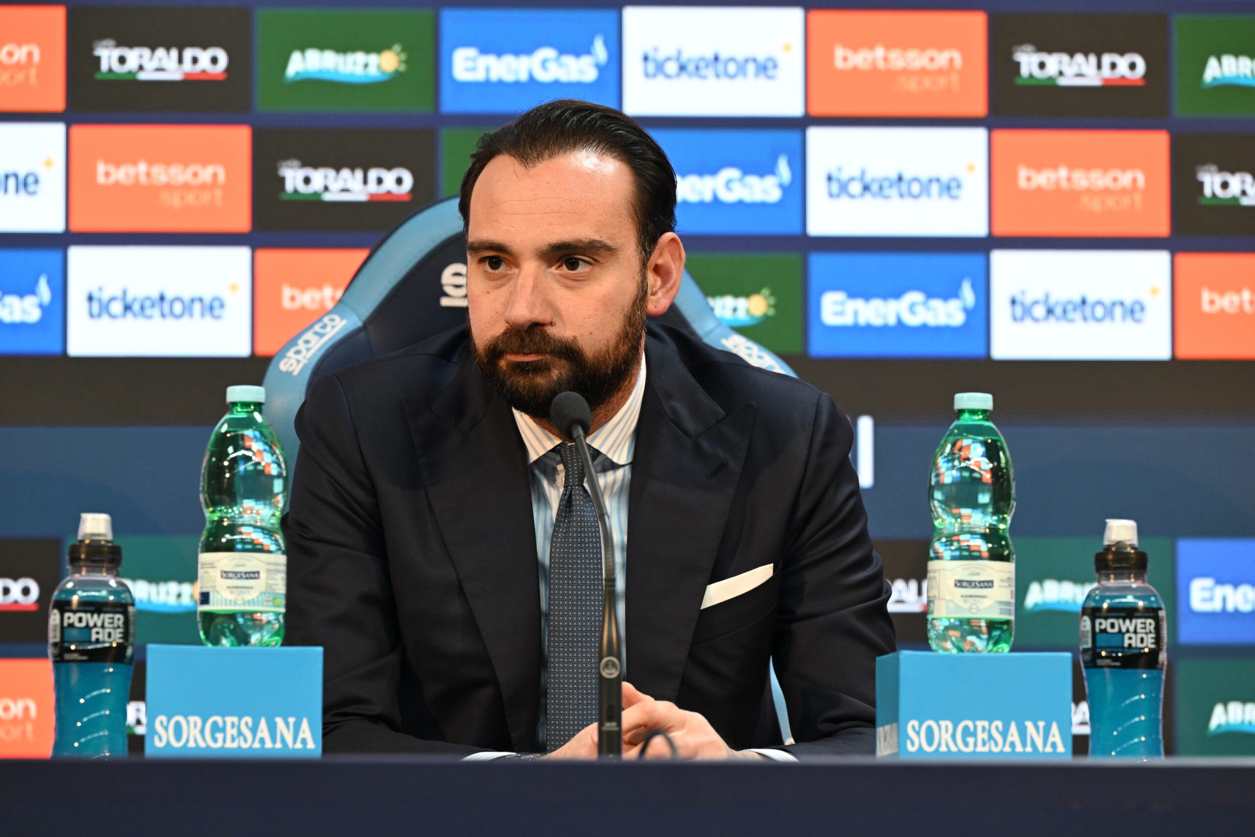 Napoli, la rabbia del ds Manna: “È imbarazzante. Gol annullato? Il fallo di Hojlund su Hien l’ha visto solo Chiffi”