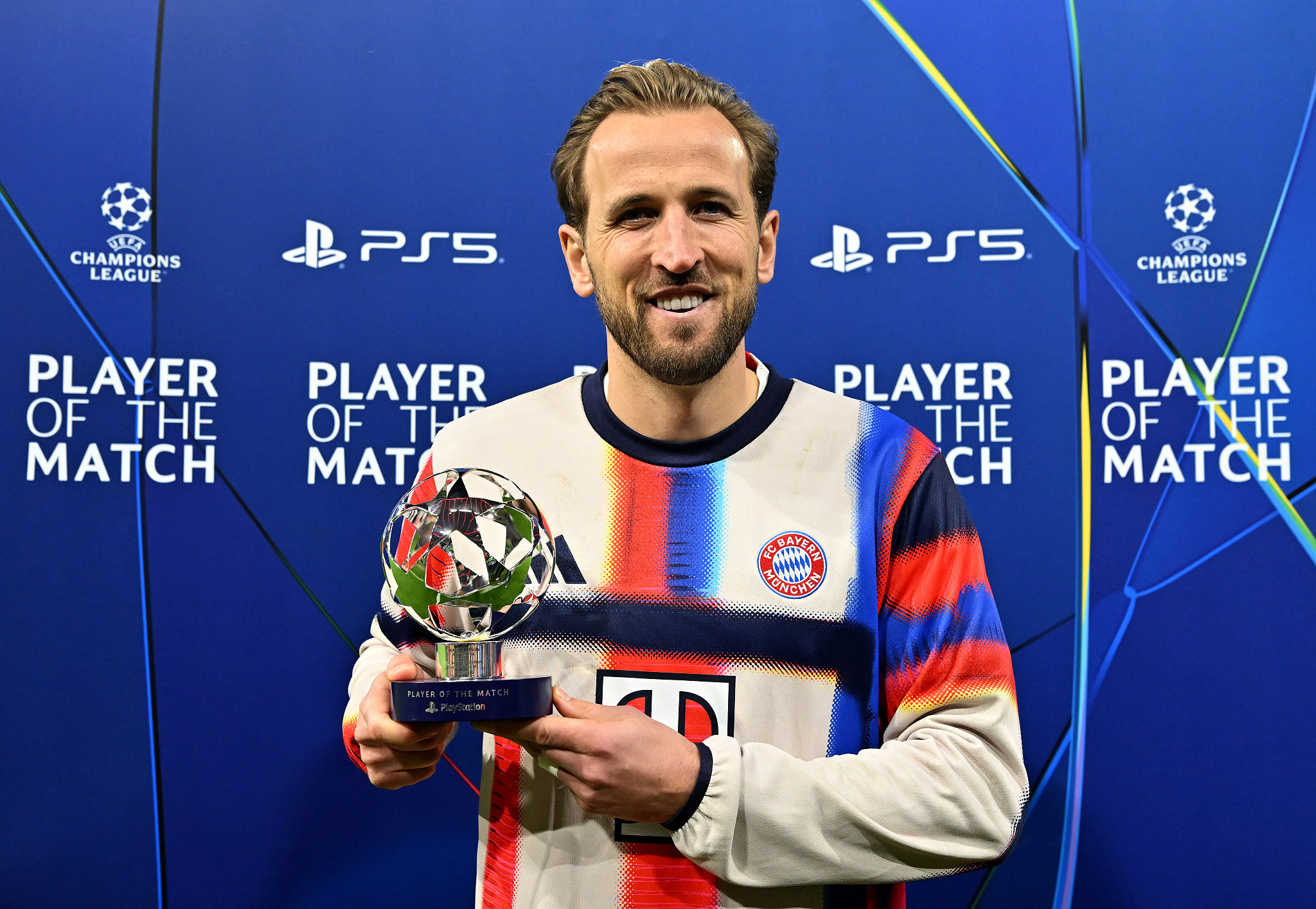 ✗ Rigore di Kane ripetuto contro l'Atalanta: la doppia decisione del VAR