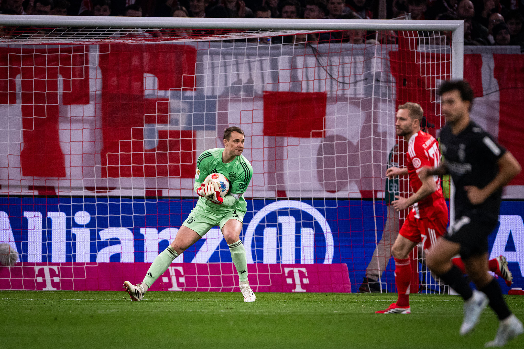 Allarme Neuer per il Bayern: il portiere a rischio contro l'Atalanta