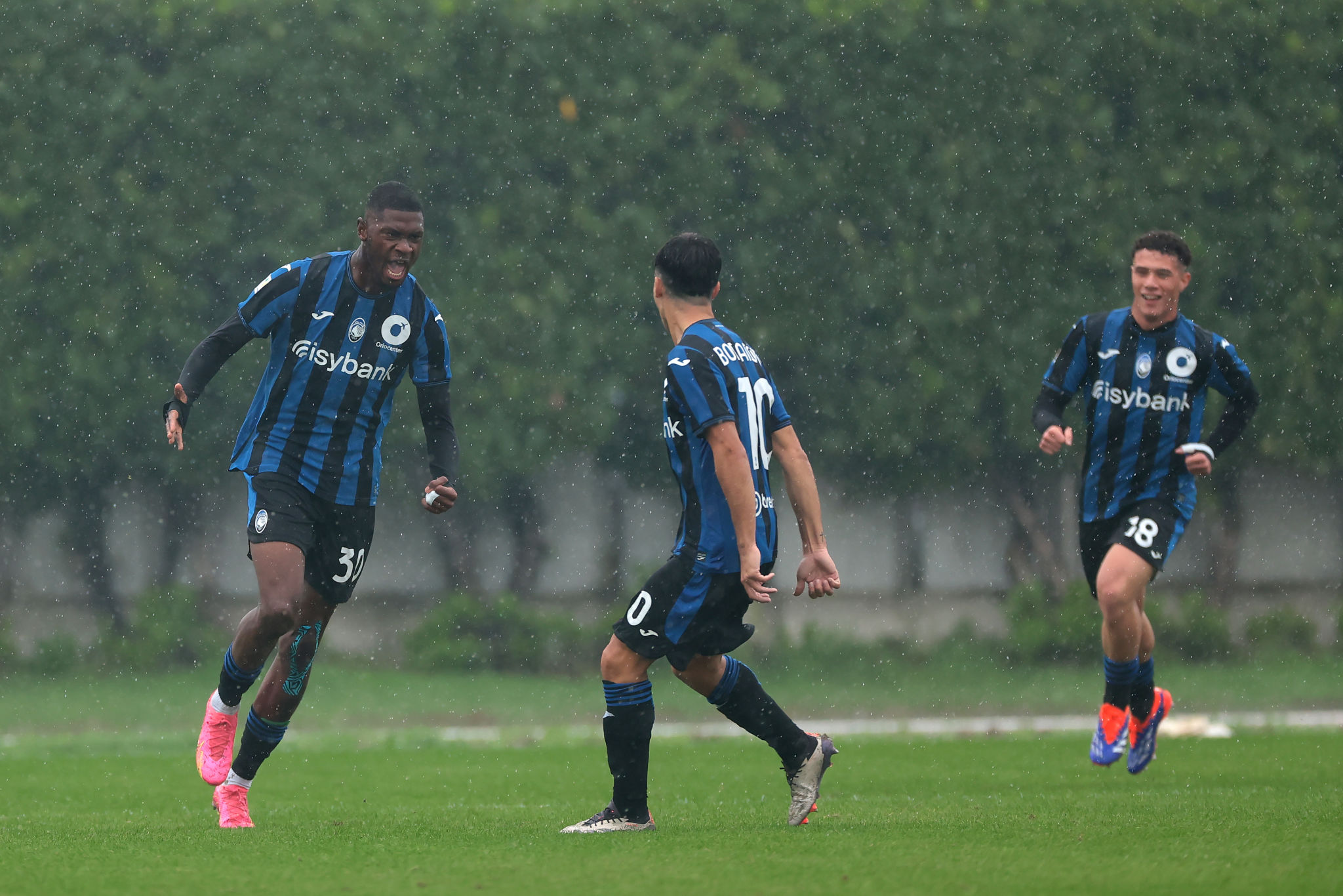 Atalanta controcorrente: il modello che sfida la crisi dei giovani nel calcio italiano