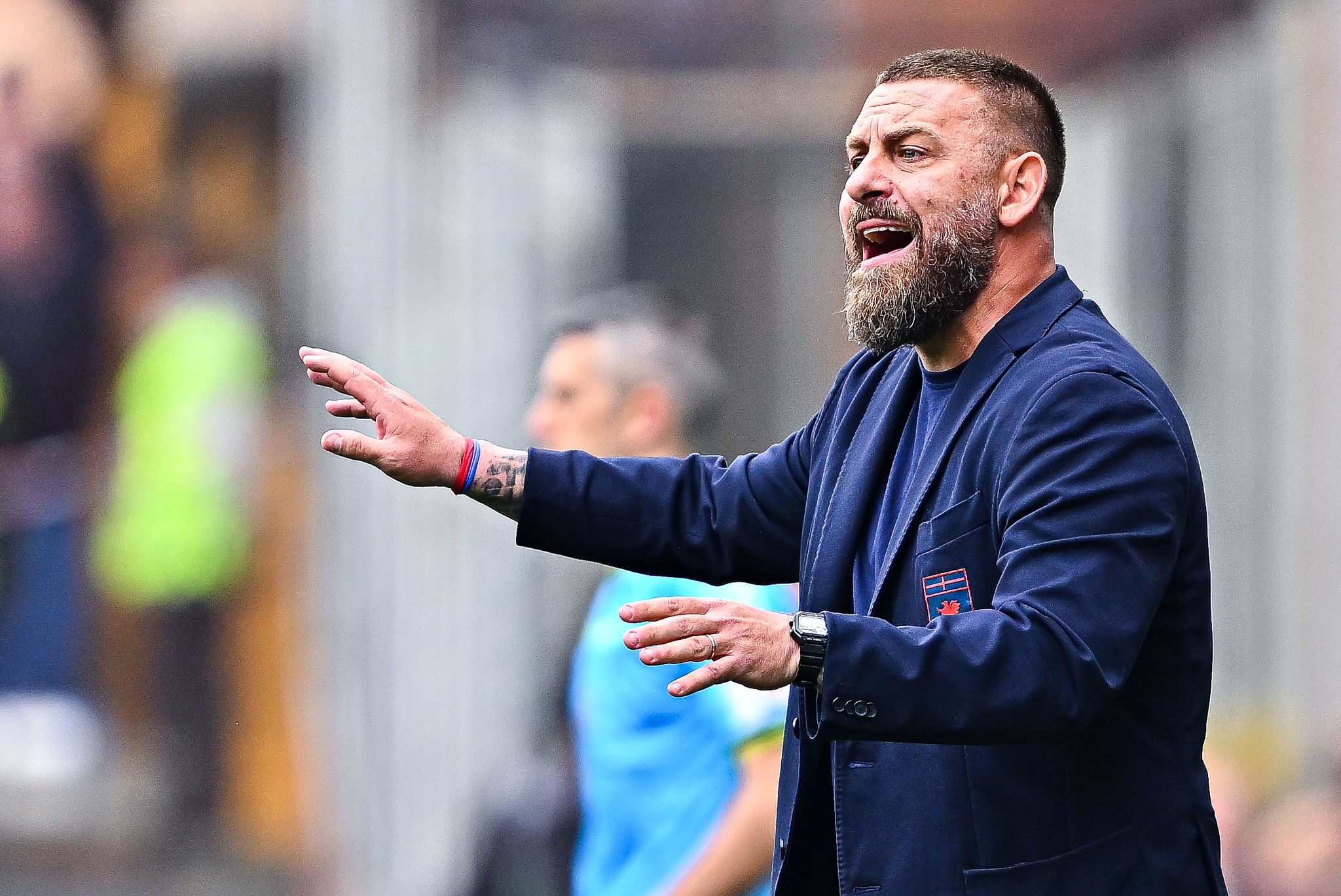 Un'ape interrompe De Rossi: il curioso siparietto in conferenza