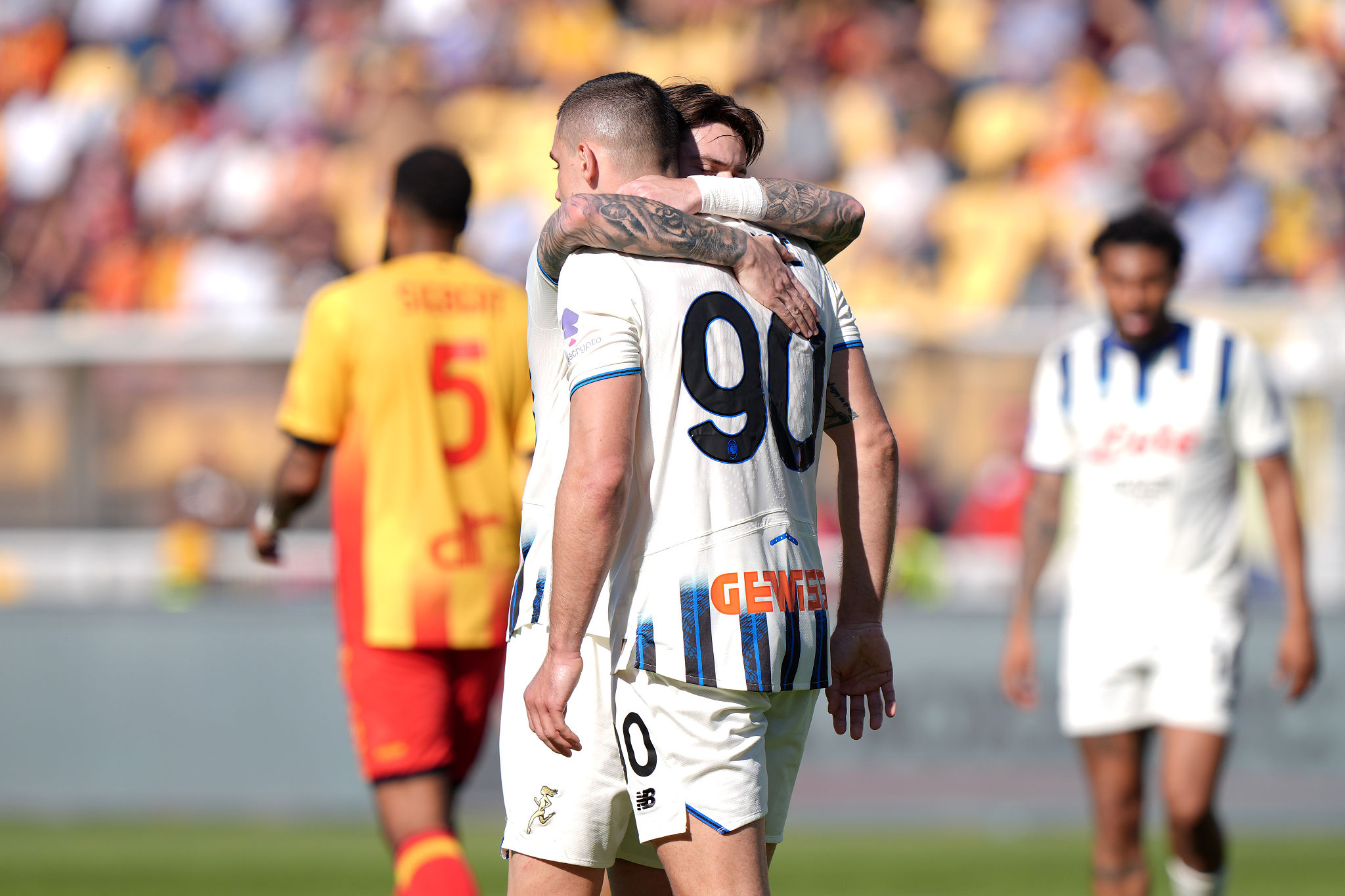 Krstovic segna al Lecce, non esulta e bacia il campo del Via del Mare